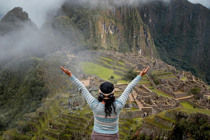2-Day Sacred Valley & Machu Picchu Tour by Train from Cusco - Ollantaytambo: ruins, then the train launch