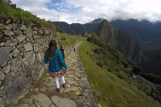 4 Days Inca Trail To Machu Picchu - Day 3: Runcurakay to Chaquicocha lunch, then Phuyupatamarca and Wiñaywayna