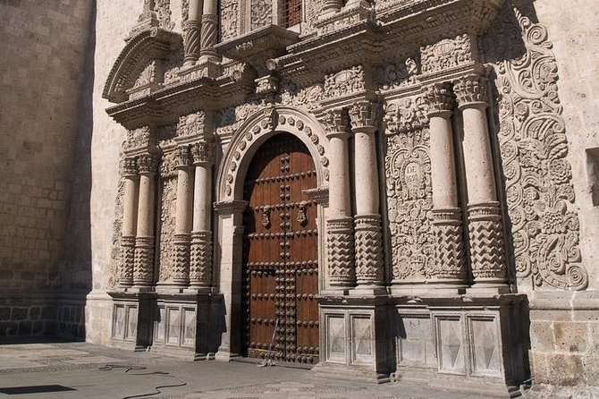 Arequipa, Historic and Colonial City and Santa Catalina Monastery - Plaza de Armas: Cathedral setting and central Arequipa atmosphere