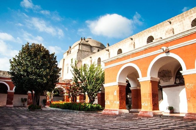 Arequipa, Historic and Colonial City and Santa Catalina Monastery - Church of the Society of Jesus cloisters and San Ignacio dome
