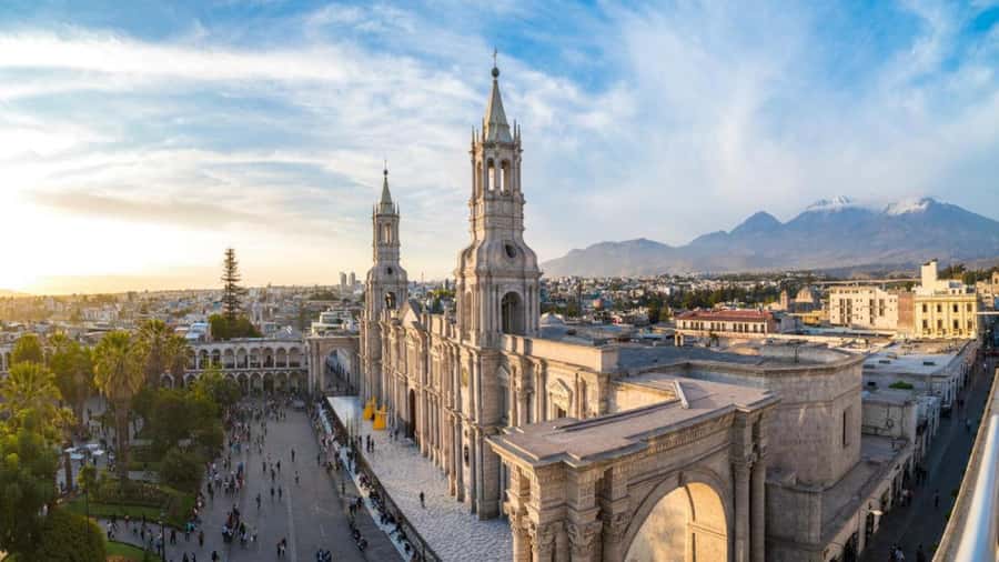 Arequipa: Walking Tour and Santa Catalina Monastery - San Lazaro walk: sillar stone, white walls, and little squares