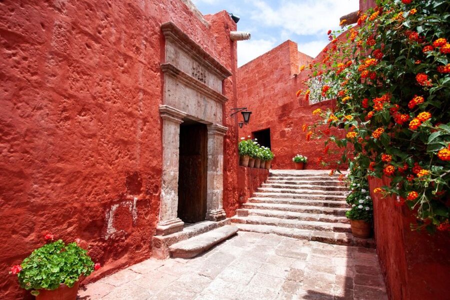 Arequipa: Walking Tour and Santa Catalina Monastery - Plaza de Armas: where the city gathers and the photos are easy