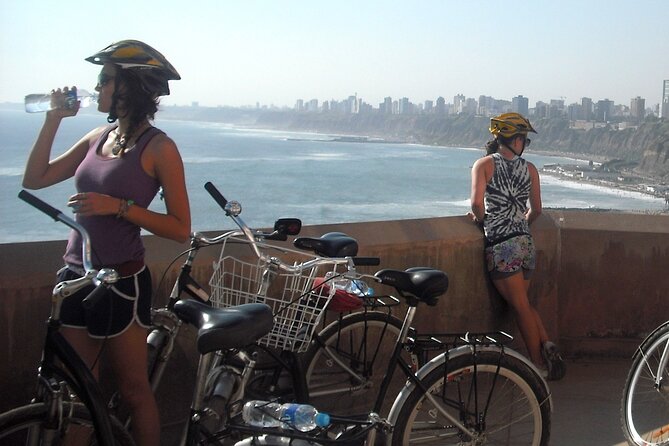 Bike Tour San Isidro, Miraflores and Barranco, - Stop 2: Miraflores Malecon boardwalk and the ocean edge