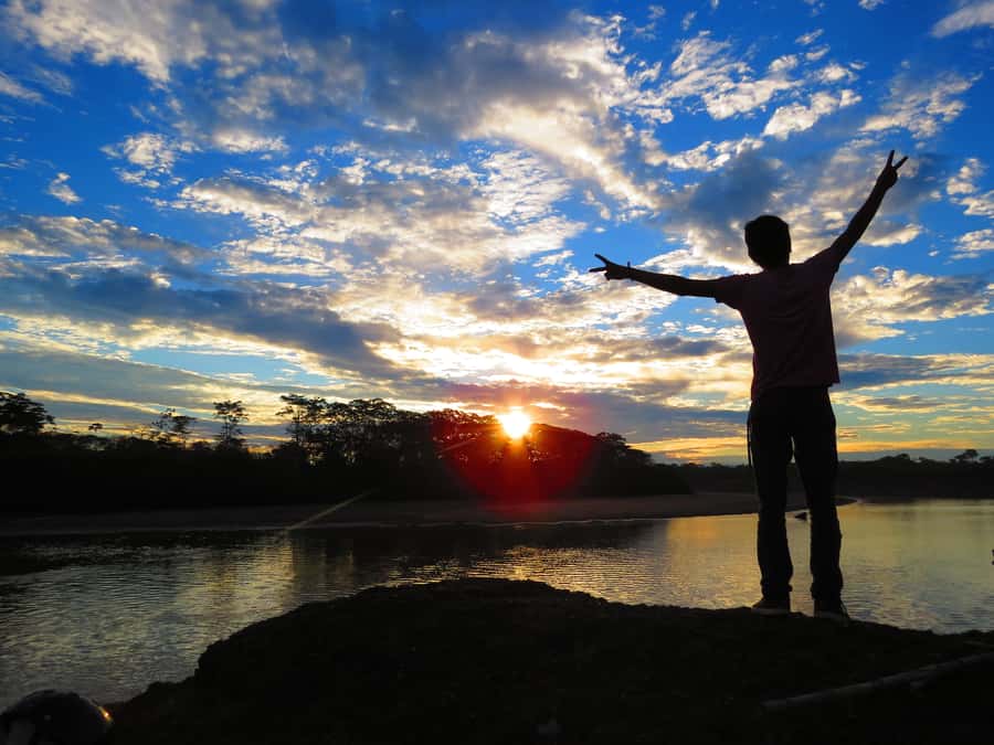 Capibara and caiman search on the Tambopata river - How the guide turns a boat ride into wildlife searching