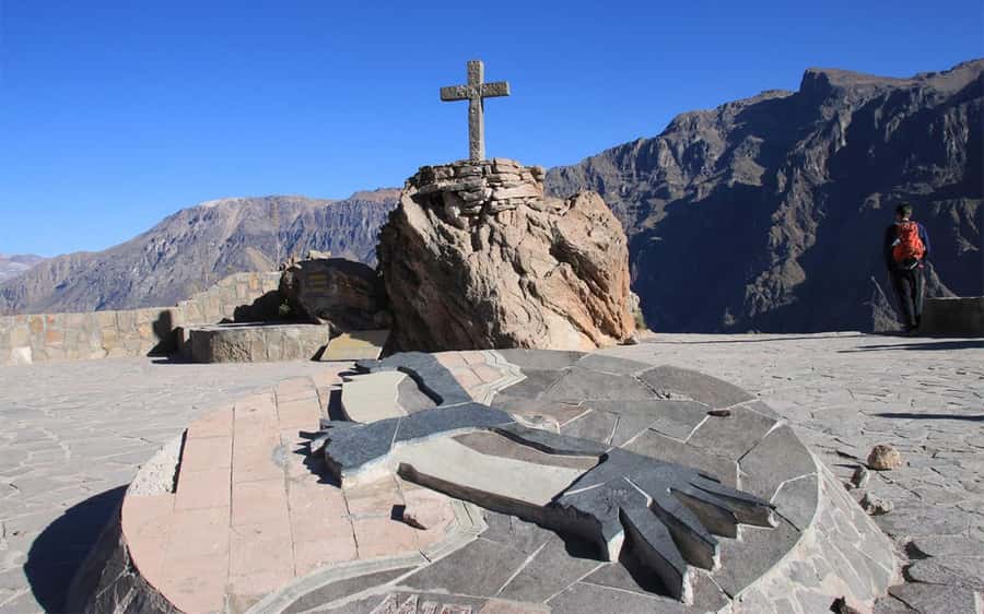 Colca Canyon Day Trip: From Arequipa to Puno - Volcano viewpoint at 4,910 meters and what to watch there