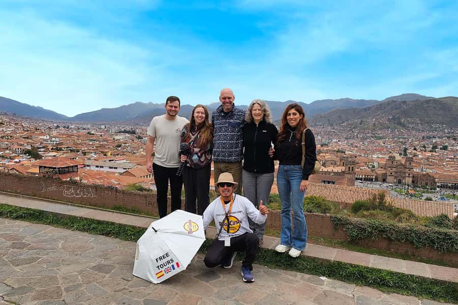 Cusco: Historic Walking Tour with Pisco Sour and Music Show - Where you start in Plaza de Armas and why the Inca Fountain matters