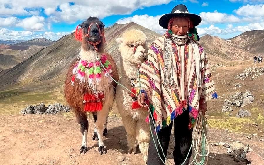 Cusco: Mountain of 7 colors Vinicunca and the Red Valley (optional) - Summit time on Rainbow Mountain: photos, rest, and possible Ausangate views