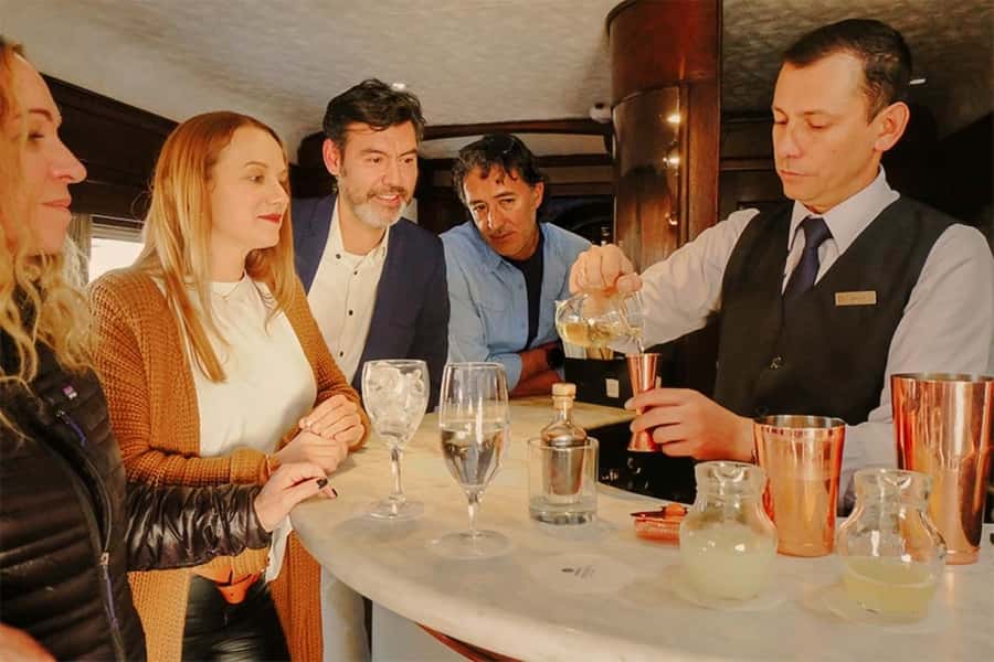 Excursion Cusco - Puno - Titicaca Observatory Train - Breakfast-to-lunch rhythm: the 3-course gourmet meal and afternoon tea