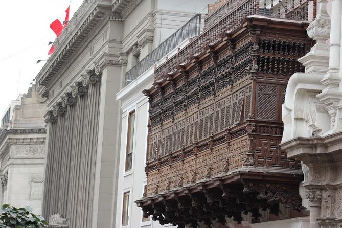 Experience Lima: Taste 12 Snacks and Visit Top Monuments - Plaza de Armas: Presidential Palace and Cathedral views
