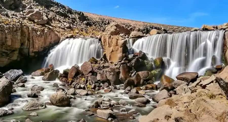 From Arequipa: Road to Pillones Waterfall - The walk down toward Pillones: rocks shaped by time