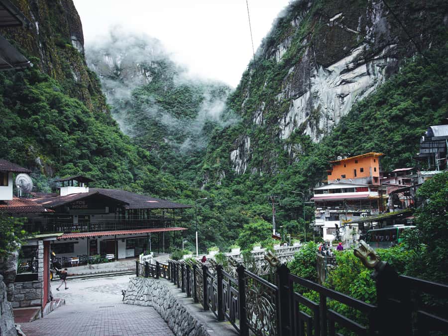 From Cusco: Sacred Valley & Machu Picchu 2-Day Tour by Train - Urubamba lunch and Ollantaytambo: fuel plus a strategic Inca gate