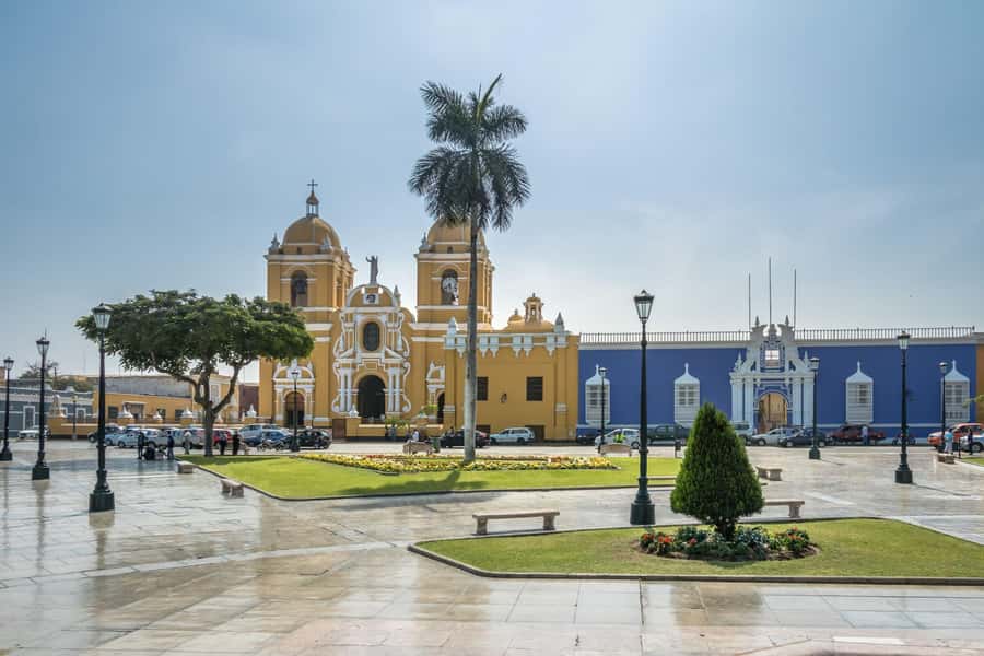 From Trujillo: Temple of the Moon and Sun and Chan Chan - Lunch Break at Your Own Pace Before the Chan Chan Shift