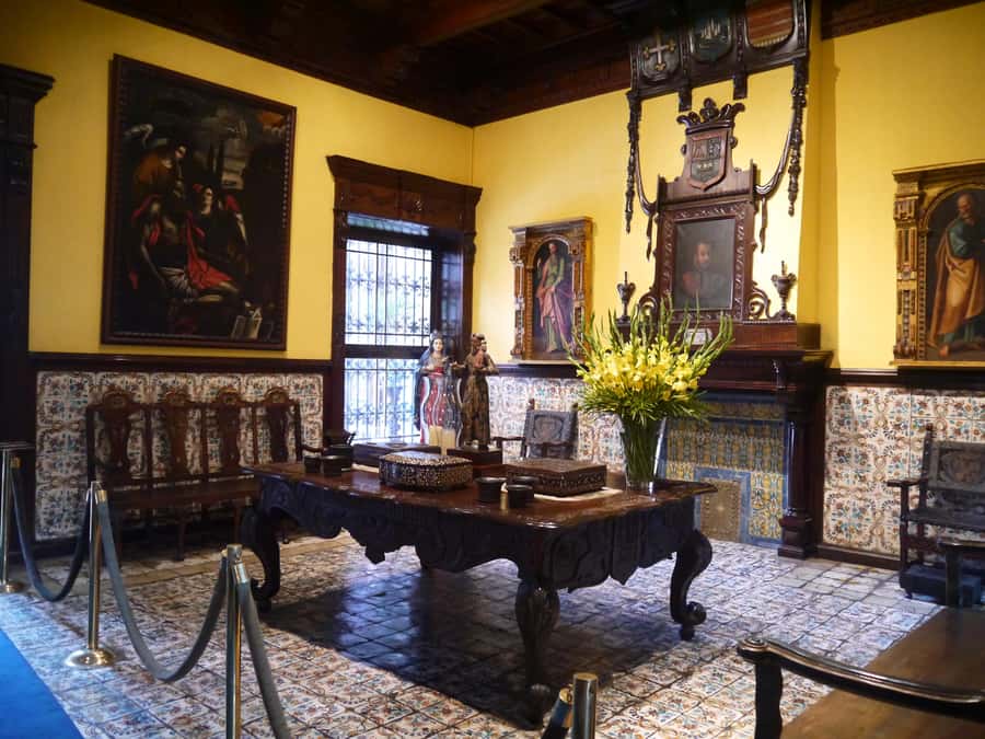 La casa de Aliaga, an alive colonial jewel at Lima center. - Casa de Aliaga: a Lima mansion next to the Government Palace