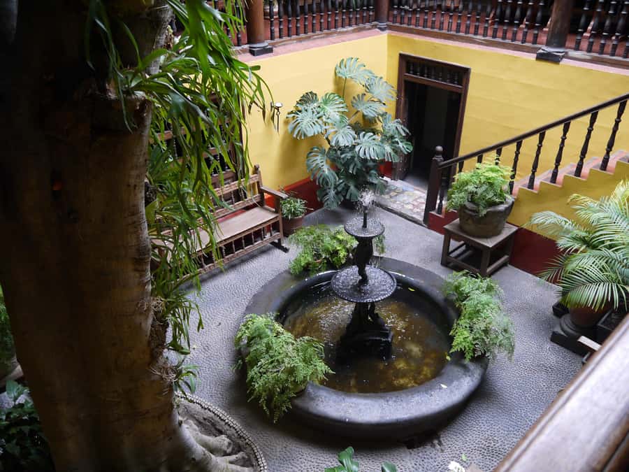 La casa de Aliaga, an alive colonial jewel at Lima center. - Architecture and materials you can read with your eyes