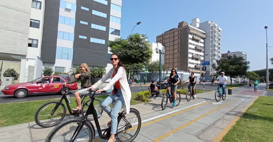 Lima Bike Tour: La Costa Verde & Jesus Statue in Chorrillos - Barranco on two wheels: murals, old streets, and the Bridge of Sighs