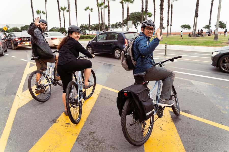 Lima: City biking - Terrua Cafeteria start: easy meet-up, real-world safety briefing