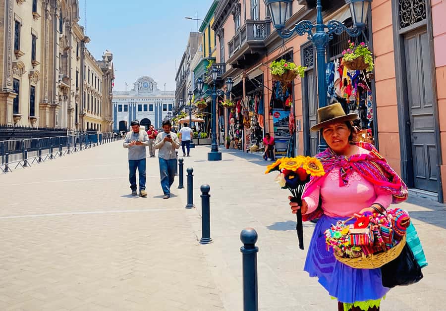 Lima: City Highlights Walking Tour & Catacombs - San Francisco de Asis Monastery: where Lima turns from streets to stories