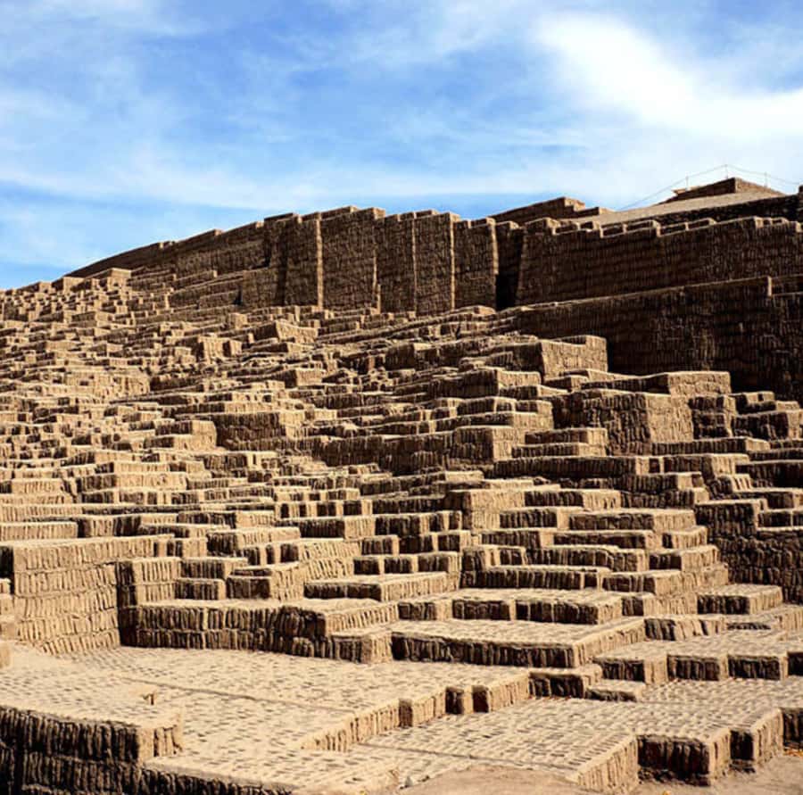 Lima city tour: Larco Museum and Huaca Pucllana - Huaca Pucllana: the adobe pyramid and what to look for