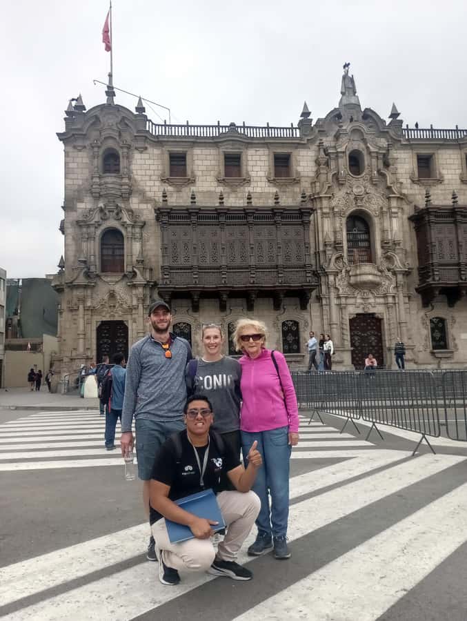 Lima: Historic Center Walking Tour with Pisco Sour Tasting - Meeting at Plaza San Martín, Finding the Group Fast