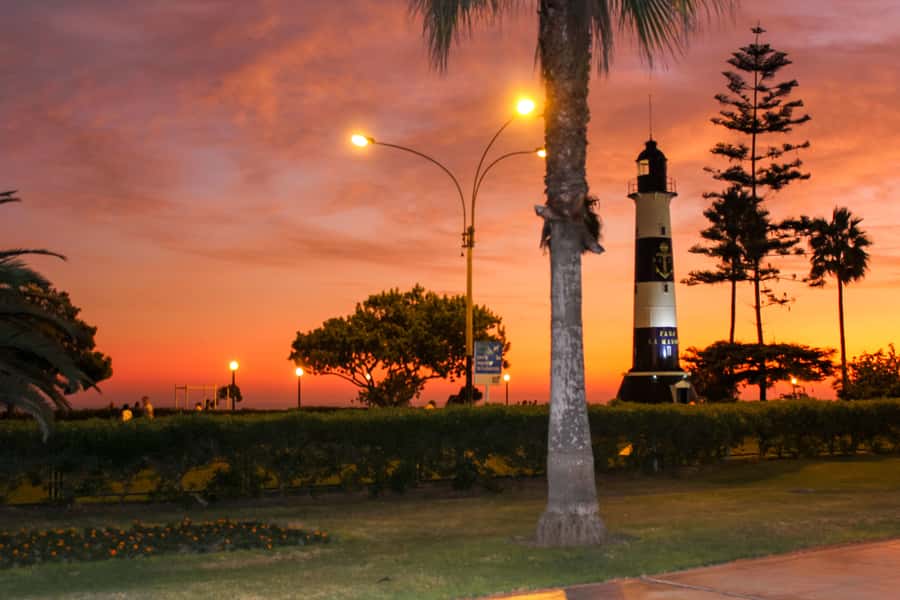 Lima: Historic Downtown, Miraflores & Catacombs Private Tour - Miraflores coast, Parque del Amor, and Love Park views of the Pacific