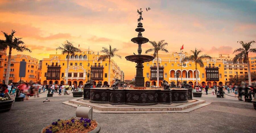 Lima: Incredible City tour half day - Polvos Azules: real local shopping energy