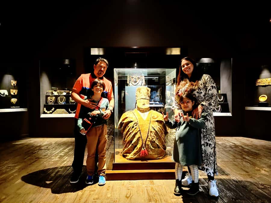 Lima: Larco Museum Entry Ticket & Guided Tour with Pickup - Pickup, van ride, and the practical start in Miraflores and friends