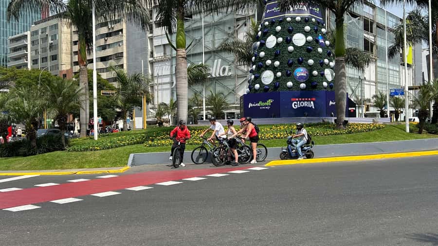 Lima: Sightseeing Bike Tour with Food and Drink Tastings - Miraflores Malecón: Parque del Amor and Faro de la Marina