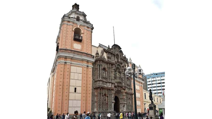 LIMA WALKING TOUR CATACOMBS FROM MIRAFLORES, HISTORICAL CENTER, WINES+BUS - Santo Domingo and the route to San Francisco: learning the city’s layers