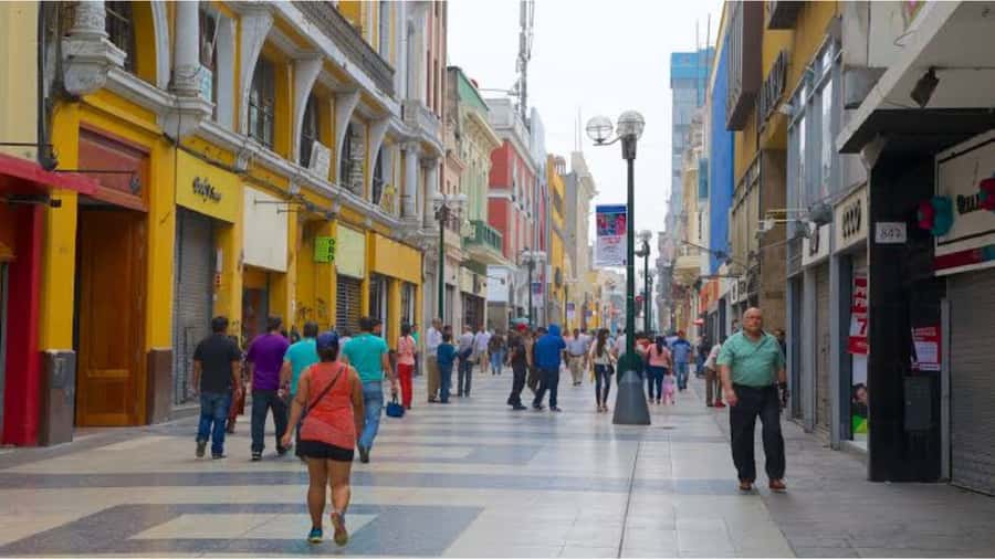 LIMA WALKING TOUR CATACOMBS FROM MIRAFLORES, HISTORICAL CENTER, WINES+BUS - The Convent of San Francisco catacombs visit (and the claustrophobia reality check)