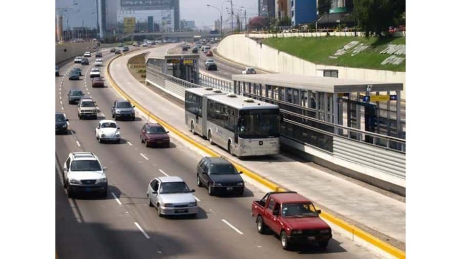 LIMA WALKING TOUR CATACOMBS FROM MIRAFLORES, HISTORICAL CENTER, WINES+BUS - A churros and local gastronomy moment near the finish