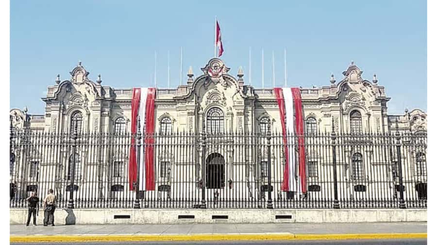 LIMA WALKING TOUR CATACOMBS FROM MIRAFLORES, HISTORICAL CENTER, WINES+BUS - Plaza San Martín and Jirón de la Unión, your walk starts with big faces