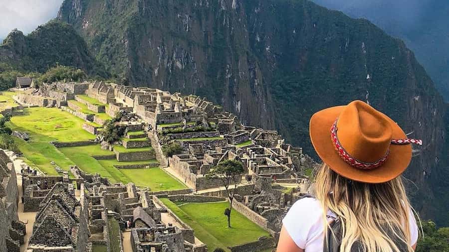 Machu Picchu: 1-day tour by Vistadome Panoramic train - The return train at 17:00, plus a sunset show