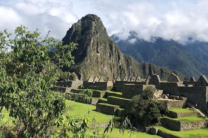 Machu Picchu Full Day Tour from Cusco - Bus up to the entrance: passport check and your first moments inside