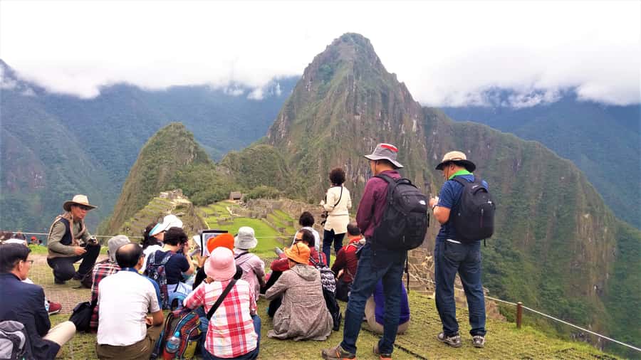 Machu Picchu: Private Tour Guide Service - From Aguas Calientes to the bus line, this tour reduces stress