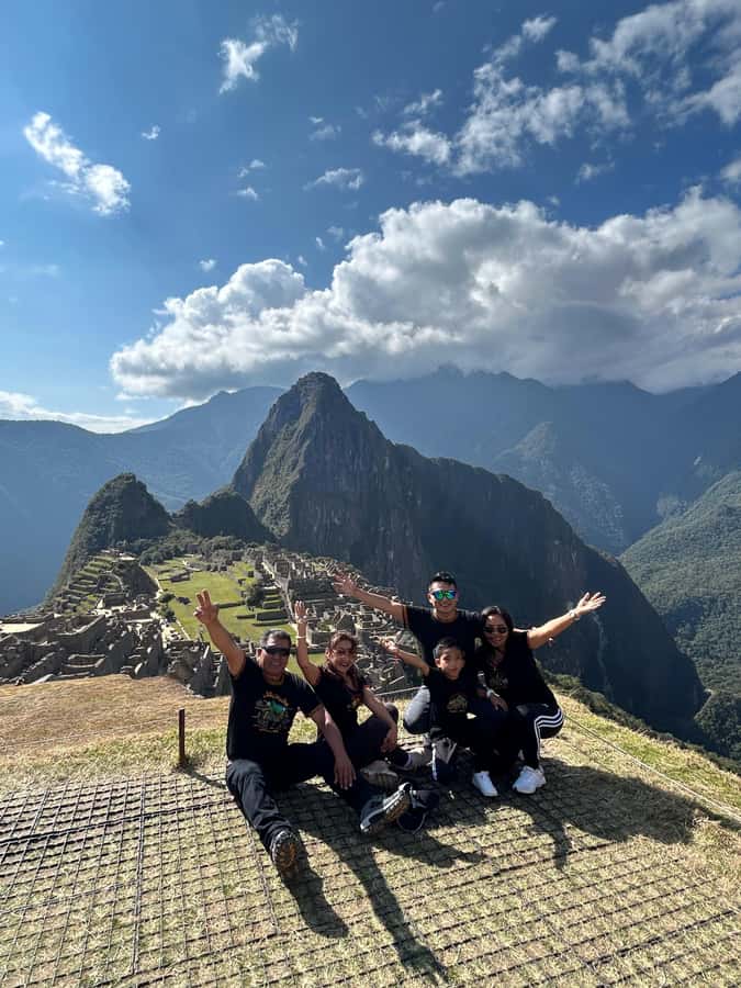 Machu Picchu: Private Tour Guide Service for up to 15 people - Meeting point and getting to the ruins from Aguas Calientes