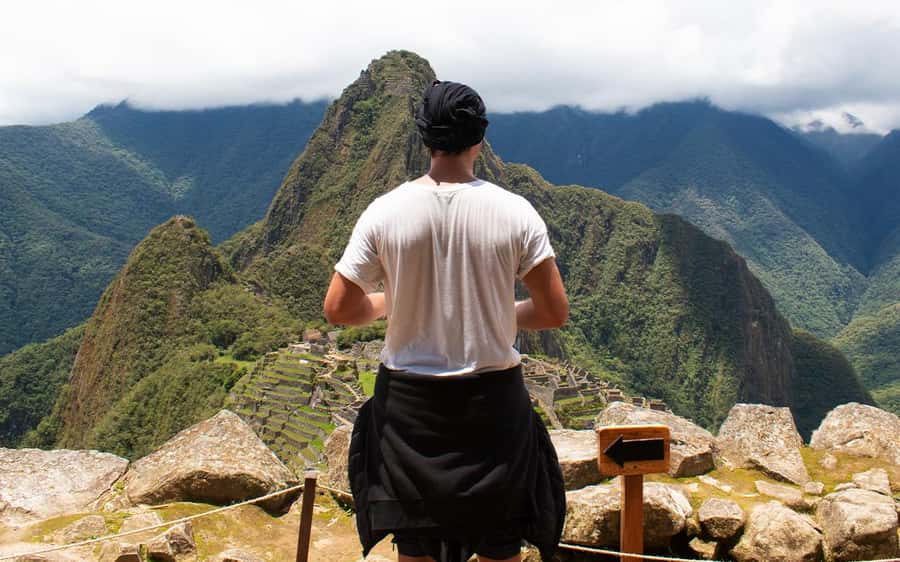Machupicchu tour by tourist train in 2 days - Day 2 starts with the bus up: Sanctuary visit with a guided route