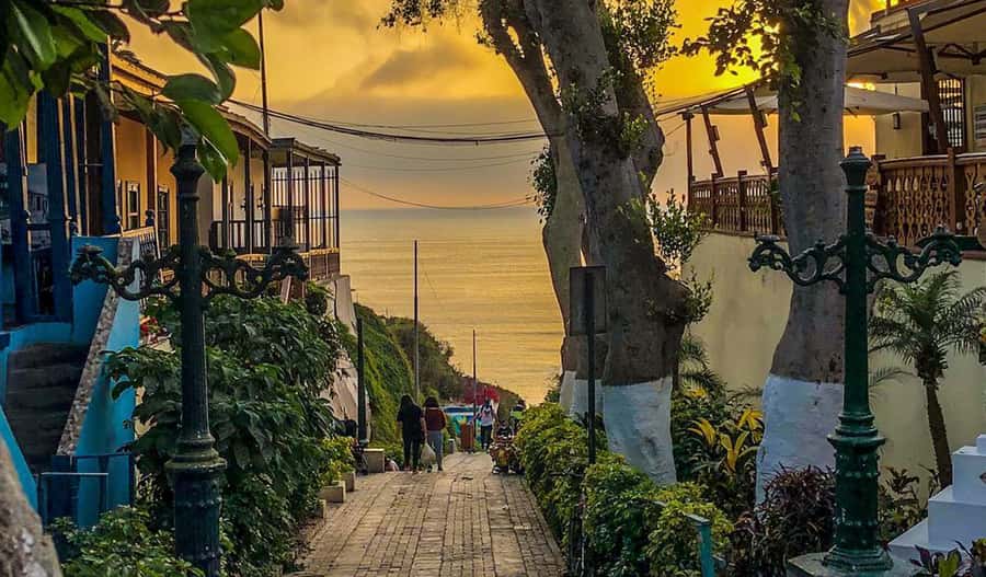 Miraflores & Barranco: Lima’s Modern and Bohemian Tour - Love Park and El Beso: a quick stop that tells a bigger story