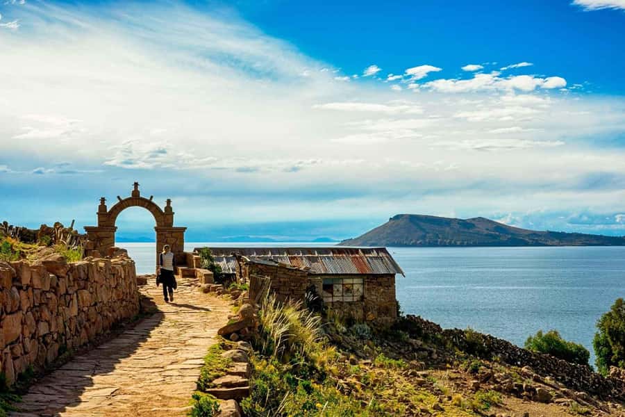 Puno: Uros and Taquile Islands Full-Day Tour with Lunch - Uros Floating Islands: walking on totora without losing the story