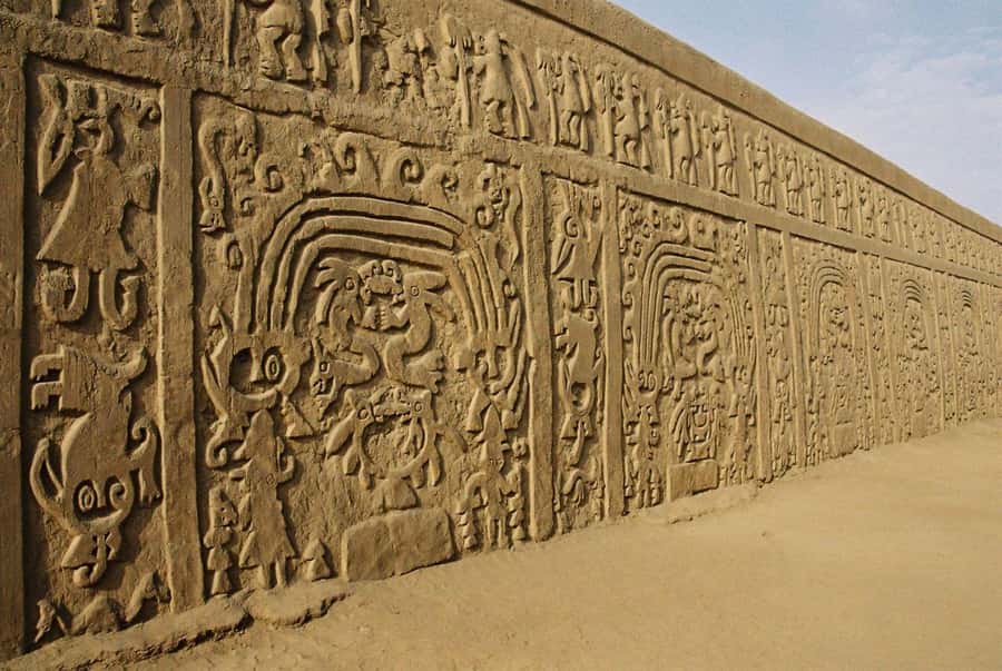 Pyramids of the Sun and the Moon, Huanchaco and Chan Chan - Huaca del Arco Iris (Huaca del Dragon): Chimú Beliefs in Adobe Murals