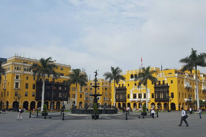 The Original Highlights of Lima - Private Half Day Tour - Miraflores sea cliffs at El Parque del Amor: photos and people-watching