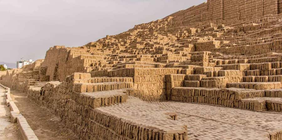 Tour Huaca Pucllana: Pyramids and Pre-Columbian Antiquity - Walking Huaca Pucllana Pyramids with an Official Guide