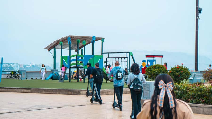 Tour Panorámico en Miraflores en Scooter Eléctrico - Love Park and El Beso: the wish, the sculpture, and the ocean backdrop