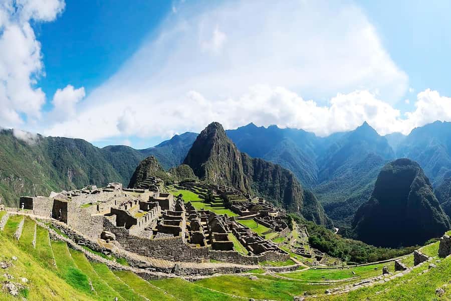 TOUR TO MACHU PICCHU FULL DAY BY TRAIN – The Best Adventure - The train to Aguas Calientes: where the scenery earns its place