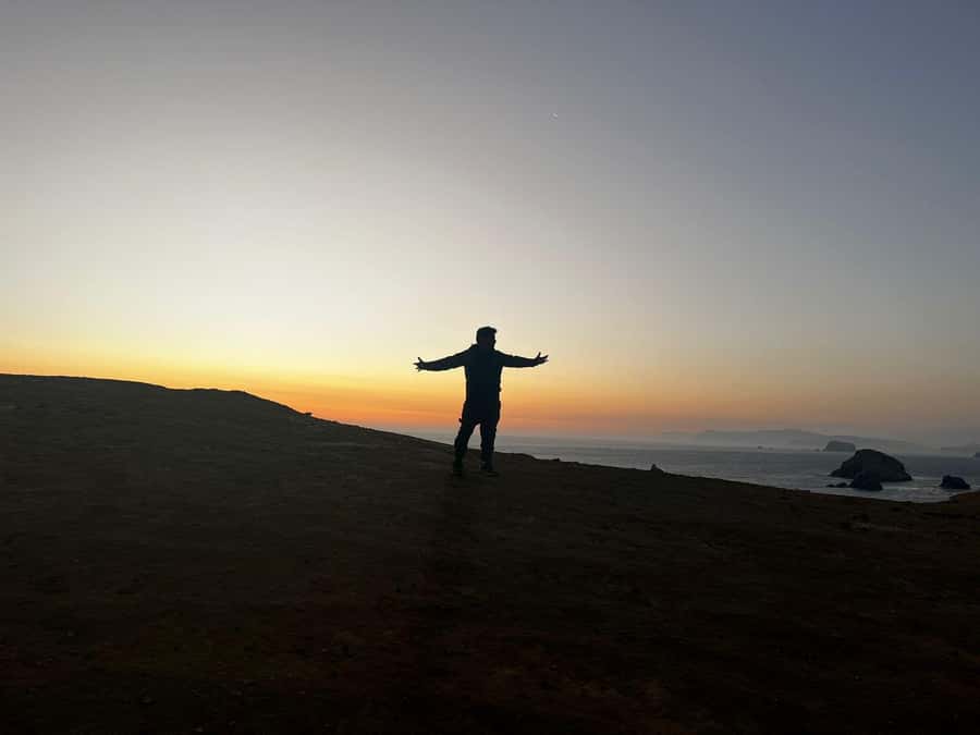 TREKKING GOLDEN SHADOWS - Golden Shadows in Paracas: When the Sunset Is the Whole Point